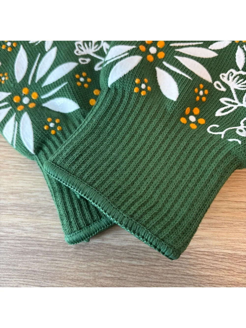 Temp-tations Oven Safe Gloves/Mitts, Green Floral Design, Pair, Cotton